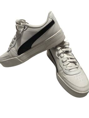 EUC Puma White Low-Top Sneakers with Black Formstrip- Women’s 9